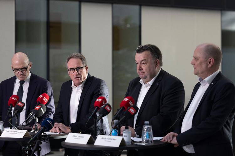 På et pressemøde søndag præsenterede arbejdsgiverne, Kim Graugaard og Lars Sandahl Sørensen sammen med repræsentanter for fagbevægelsen, Claus Jensen og Mads Andersen,  et forlig i industrien for 230.000 ansatte. Foto: Hannah Aurora Almstrup