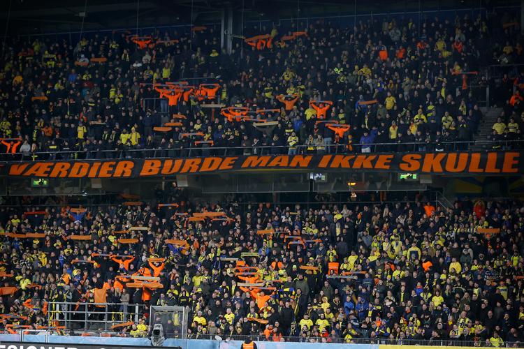 »At bevare Brøndby IF’s værdier burde man ikke skulle kæmpe for«, stod der på et banner, som hang synligt på Brøndby Stadion i hele kampen mod AC Horsens. Foto: Jens Dresling