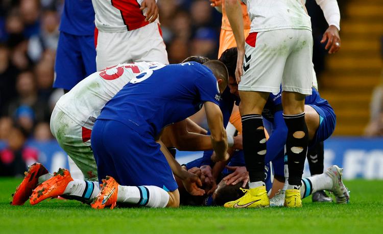 Ben Chilwell (skjult) og Mateo Kovacic var først blandt holdkammeraterne til at hjælpe Cesar Azpilicueta efter det alvorlige uheld på Stamford Bridge, hvor den spanske Chelsea-kaptajn ved et hændeligt uheld blev sparket i hovedet. Foto: Andrew Boyers/Ritzau Scanpix
