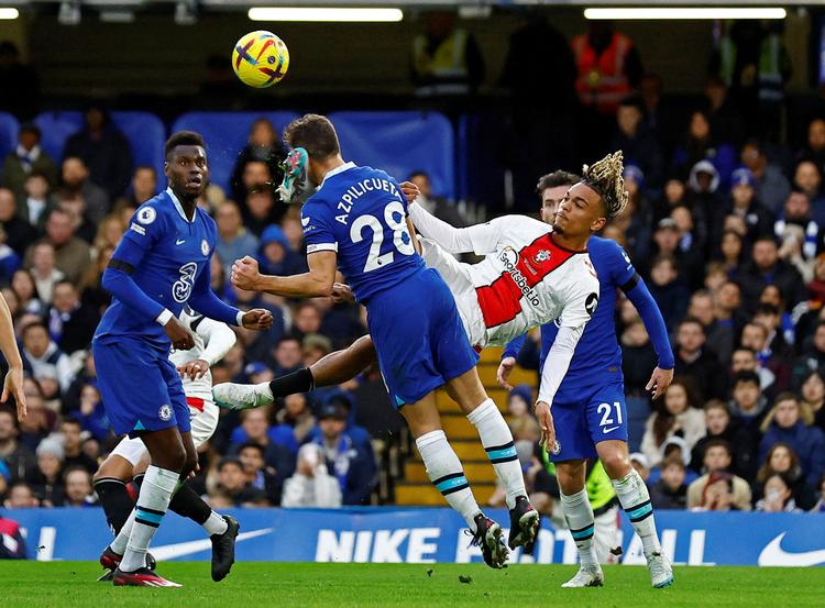 Franske Sékou Maras saksespark ramte Chelsea-anfører Cesar Azpilicueta i ansigtet, men trods nogle uhyggelige efterfølgende minutter kunne spanieren senere sende en optimistisk Twitter-besked til klubbens fans.   Foto: Andrew Boyers/Ritzau Scanpix