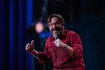 Det kan meget vel være, at Marc Marons humor er kulsort, men derfor er den altså alligevel lattervækkende i svær grad.  Foto: Netflix