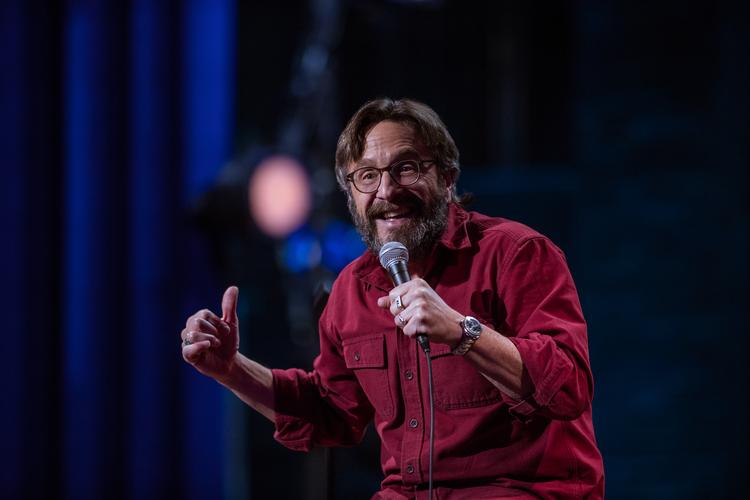 Det kan meget vel være, at Marc Marons humor er kulsort, men derfor er den altså alligevel lattervækkende i svær grad.  Foto: Netflix