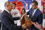 Præsidenten for det internationale bokseforbund, Umar Kremlev, er en god bekendt af Ruslands præsident Vladimir Putin. De har blandt andet begge forbindelser til en russisk rockerlignende motorcykelgruppe kaldet Nattens Ulve. Foto: Gavriil Grigorov/Ritzau Scanpix
