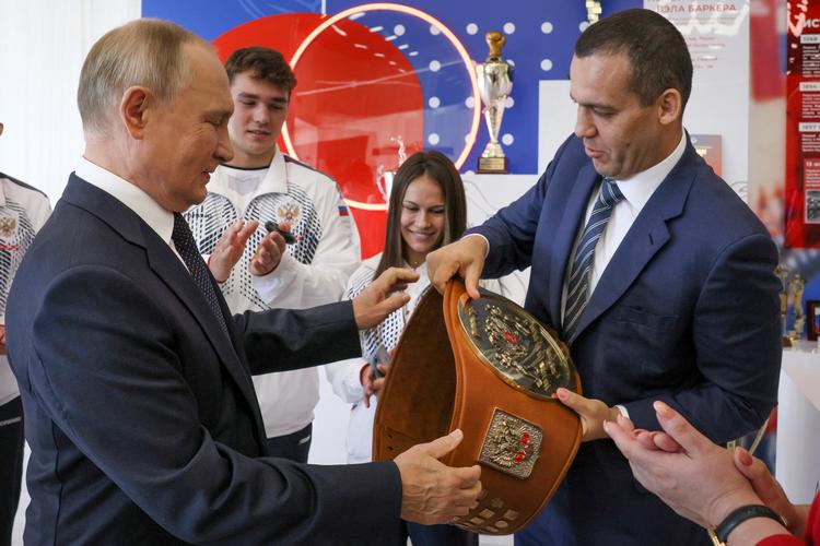 Præsidenten for det internationale bokseforbund, Umar Kremlev, er en god bekendt af Ruslands præsident Vladimir Putin. De har blandt andet begge forbindelser til en russisk rockerlignende motorcykelgruppe kaldet Nattens Ulve. Foto: Gavriil Grigorov/Ritzau Scanpix