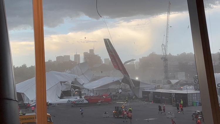 Da en storm ramte Sydney tidligere end forventet, endte den 24 meter høje vinge på den canadiske båd som en rambuk, der smadrede ind i flere af de store telte. Foto: William Nguy/Ritzau Scanpix