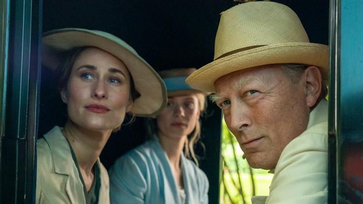 »Alt er klippet, iscenesat og klædt på, så det fungerer. Alligevel er der en korsetagtig stivhed«, skriver Soundvenue og giver tre ud af seks stjerner. 