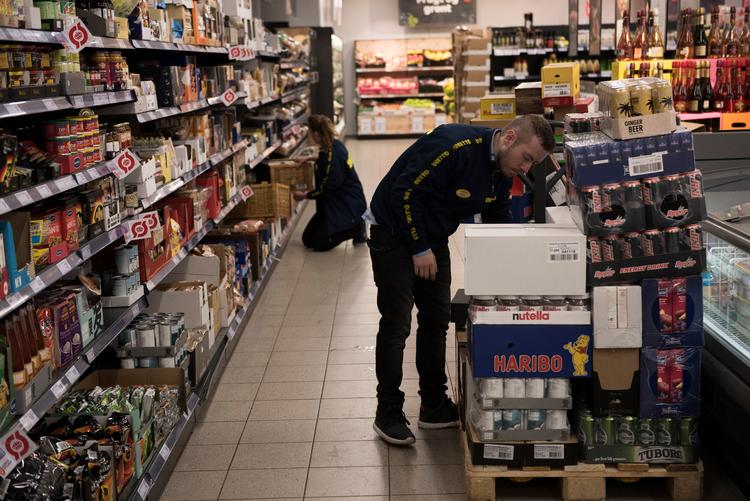 Ansatte i supermarkeder kan få glæde af, at mindstelønnen bliver sat markant op med søndagens lønaftale. Foto: Laura Bisgaard Krogh/Ritzau Scanpix