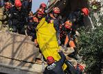 Redningsarbejdere løfter et lig ud af murbrokkerne efter det seneste voldsomme efterskælv i Hatay-provinsen mandag.     Foto: Thaier Al-sudani/Ritzau Scanpix