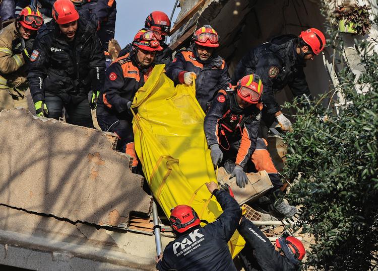 Redningsarbejdere løfter et lig ud af murbrokkerne efter det seneste voldsomme efterskælv i Hatay-provinsen mandag.     Foto: Thaier Al-sudani/Ritzau Scanpix