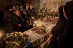 En kold martsdag i 2022 sagde ukrainske Roman Ruschyshyns familie farvel - hans kone Oksana med den yngste søn, Nazar, og ved siden af hende sønnen Roman og datteren Anastasia. Deres far kæmpede i Luhansk-regionen, da han blev dræbt af russiske styrker.  Foto: Mads Nissen/POLITIKEN