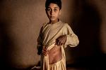 Afghanistan: 15-årige Khalil Ahmads forældre har solgt sønnens nyre for flere års løn - hvis der var arbejde. Operationen, der udløste 3.500 dollars, var familiens desperate forsøg på at redde deres 11 børn. Siden Talebans overtagelse af Afghanistan har landets økonomi været i frit fald, og sult og fattigdom truer millioner på livet.  Foto: Mads Nissen/POLITIKEN