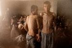På en tidligere NATO-base i Kabul, Afghanistan, har Taleban spærret 2.000 heroinmisbrugere inde bag pigtråd og høje mure. Stedet hedder Ibn Sina Drug Addiction Treatment Hospital. Mohammad Omin og Nabi fortæller, at de har sultet og tabt sig på den 70 dage på hospitalet. Foto: Mads Nissen/POLITIKEN