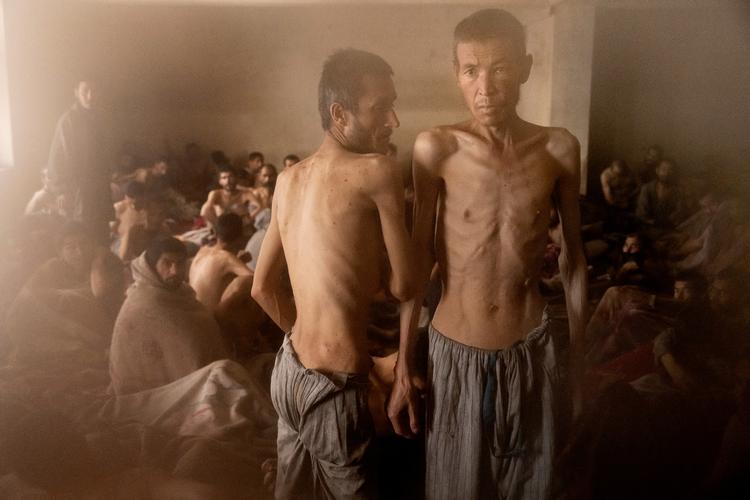 På en tidligere NATO-base i Kabul, Afghanistan, har Taleban spærret 2.000 heroinmisbrugere inde bag pigtråd og høje mure. Stedet hedder Ibn Sina Drug Addiction Treatment Hospital. Mohammad Omin og Nabi fortæller, at de har sultet og tabt sig på den 70 dage på hospitalet. Foto: Mads Nissen/POLITIKEN