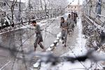 Bag pigtråd og høje mure på Ibn Sina Drug Addiction Treatment Hospital. i Kabul har Taleban indespærret 2.000 heroinmisbrugere. De er blevet fanget på gaden og tvunget på afvænning under kummerlige forhold. Foto: Mads Nissen/POLITIKEN
