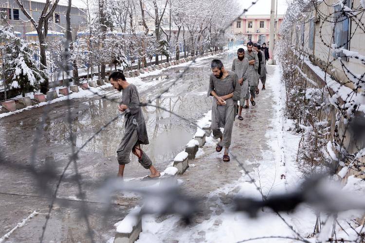 Bag pigtråd og høje mure på Ibn Sina Drug Addiction Treatment Hospital. i Kabul har Taleban indespærret 2.000 heroinmisbrugere. De er blevet fanget på gaden og tvunget på afvænning under kummerlige forhold. Foto: Mads Nissen/POLITIKEN