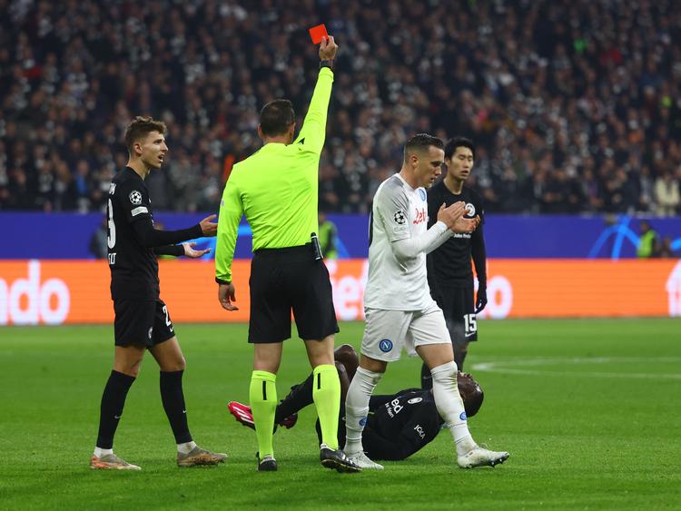 Jesper Lindstrøm (tv.) var nærmeste vidne, da hans holdkammerat Kolo Muani  (liggendeI blev præsenteret for det røde kort af Artur Soares Dias. Foto: Kai Pfaffenbach/Ritzau Scanpix