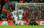 Farvel til Allison Becker og så bolden op i det ene hjørne. Karim Benzema er på 88 mål i Champions League og nummer fire efter Cristiano Ronaldo (140), Lionel Messi (192) og Robert Lewandowski (91).  Foto: Phil Noble/Ritzau Scanpix