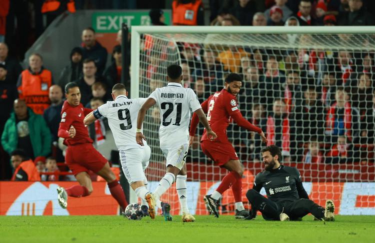 Farvel til Allison Becker og så bolden op i det ene hjørne. Karim Benzema er på 88 mål i Champions League og nummer fire efter Cristiano Ronaldo (140), Lionel Messi (192) og Robert Lewandowski (91).  Foto: Phil Noble/Ritzau Scanpix