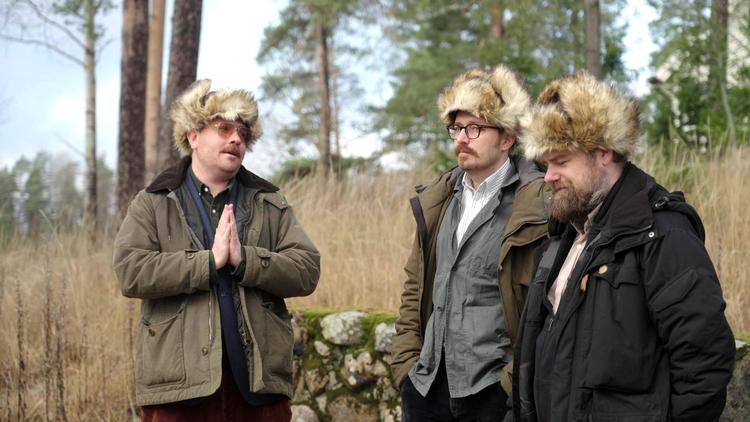 Hvis Frederik Cilius (tv.) sløjfede den høje cigarføring, ville det blive utroværdigt, så han holder fast på sin bedrevidenhed i forhold til de to andre.  