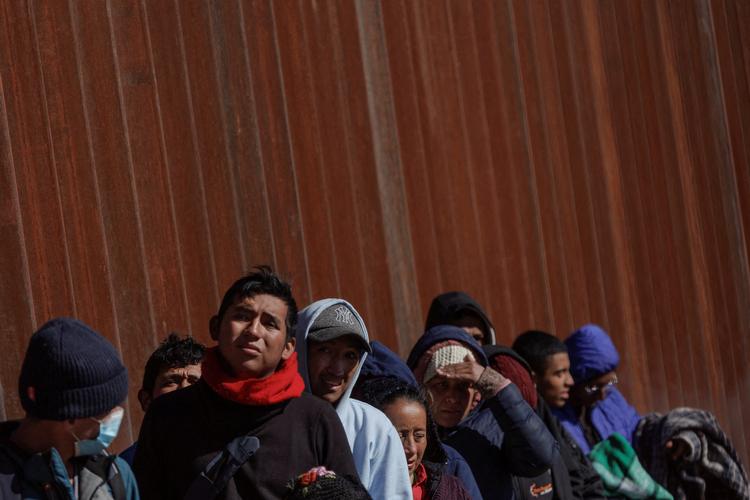 Migranter venter i kø i Mexico for at søge asyl i USA ved grænseovergangen i El Paso. (arkivfoto) Foto: Carlos Barria/Ritzau Scanpix