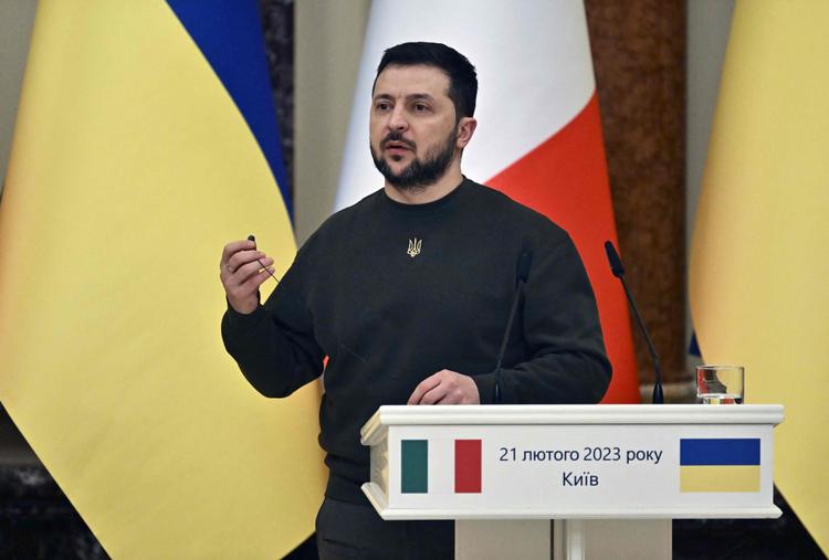 Ukraine med Volodymyr Zelenskyj i spidsen har i store træk formået at forsvare sig mod russiske cyberangreb. Det skyldes blandt andet samarbejdet med amerikanske techgiganter.    Foto: Genya Savilov/Ritzau Scanpix