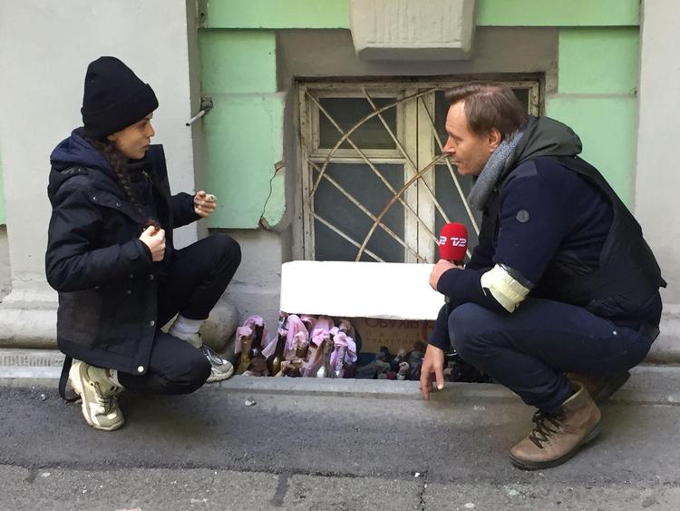 Rasmus Tantholdt interviewer den ukrainske kvinde Ganna. Hun har aldrig haft våben i hænderne, men efter Ruslands invasion sidder hun klar til at dræbe med  molotovcocktails i hænderne. Foto: Simon Borg 