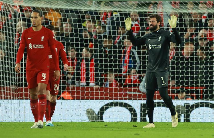 Det er tydeligt at se på målmanden Allison Becker (th.) og forsvarsspilleren Virgil van Dijk, hvordan det gik tirsdag aften. Foto: Phil Noble/Ritzau Scanpix