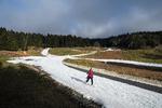 En kvinde øver sig på ski på trods af den manglende sne i La Feclaz i de franske alper. (AP Photo/Laurent Cipriani) Foto: Laurent Cipriani/Ritzau Scanpix