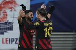 Målscoreren og oplæggeren: Riyad Mahraz og Jack Grealish. Foto: Ronny Hartmann/Ritzau Scanpix
