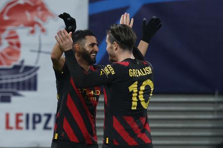 Målscoreren og oplæggeren: Riyad Mahraz og Jack Grealish. Foto: Ronny Hartmann/Ritzau Scanpix