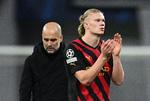 Manchester City, her repræsenteret af manager Pep Guardiola (tv.) og holdets norske målmager Erling Haaland, er blandt de klubber, der er blevet overtaget af udenlandsk storkapital.    Foto: Annegret Hilse/Ritzau Scanpix