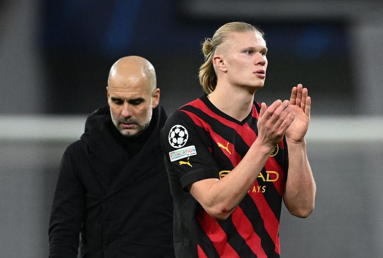 Manchester City, her repræsenteret af manager Pep Guardiola (tv.) og holdets norske målmager Erling Haaland, er blandt de klubber, der er blevet overtaget af udenlandsk storkapital.    Foto: Annegret Hilse/Ritzau Scanpix