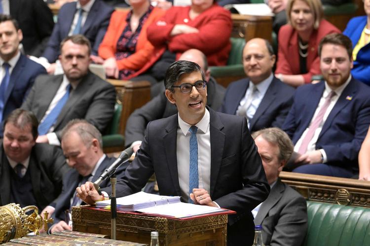 Den britiske premierminister, Rishi Sunak (kons.), støtter oprettelsen af en ny myndighed, der kan blokere for fremmed overtagelse af engelske fodboldklubber. Klubberne er i høj kurs blandt en del af verdens ekstremt rige personer/nationer. Foto: Jessica Taylor/Ritzau Scanpix