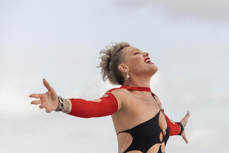 Pink er i topform på sit nye dansevenlige og personlige album 'Trustfall'. 