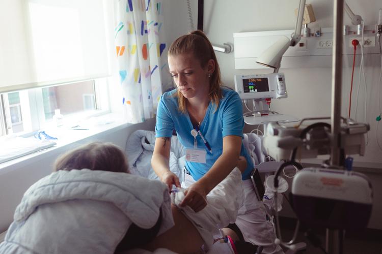 Camilla Jørgensen blev færdiguddannet sygeplejerske i februar sidste år og har arbejdet på Køge Sygehus lige siden. Foto: Anders Holst Pedersen