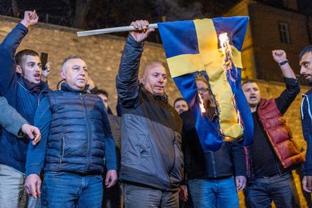 Tyrkiske demonstranter sætter ild til det svenske flag foran generalkonsulatet i Istanbul i vrede over Rasmus Paludans koranafbrænding. Foto: Umit Bektas/Ritzau Scanpix