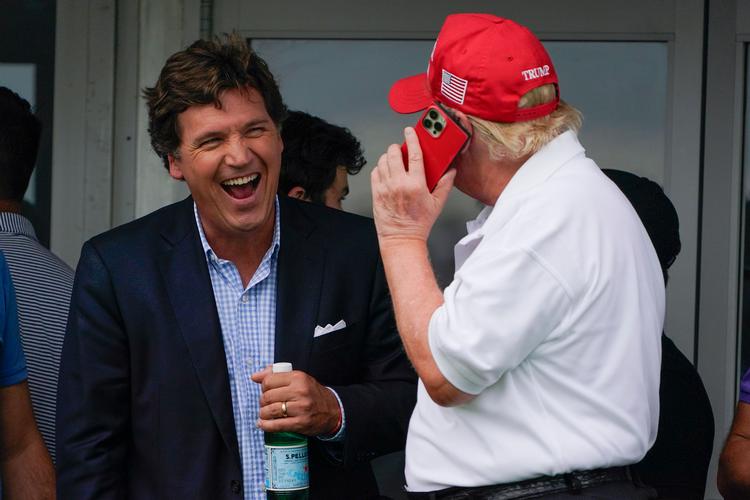 Tucker Carlson og tidligere præsident Donald Trump til en golfturnering i juni 2022. Foto: Seth Wenig/Ritzau Scanpix
