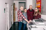 Et lille følge sagde et sidste farvel til faxmaskinen onsdag. Øverst fra venstre it- og fax-ansvarlig Rasmus Thygesen, chefsekretær Christine Bardtrum, den amerikanske statsborger Stephen Ahern og Bagsideredaktøren. Alle i tern. Foto: Anders Holst Pedersen
