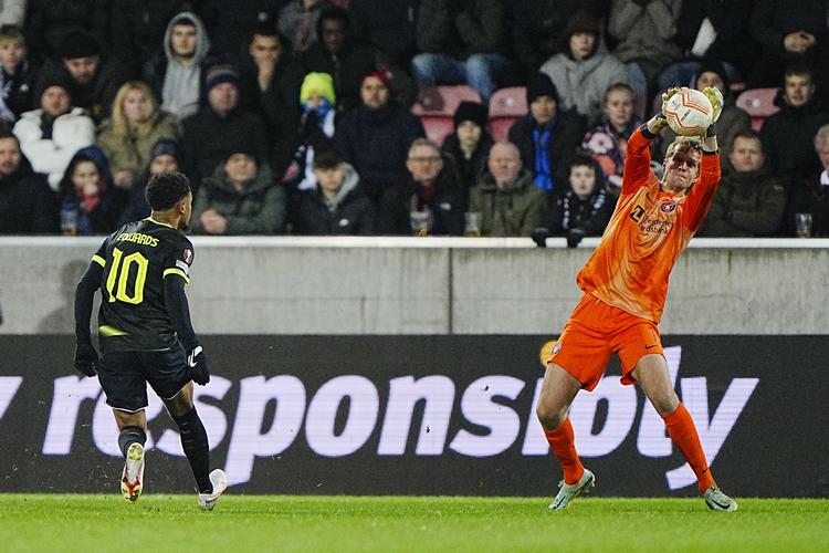 FCM-målmand Jonas Lössl reagerede hurtigt, da Marcus Edwards forsøgte at lobbe bolden over ham. Lössl vandt duellen, men Edwards og Sporting  er fortsat med i Europa League.  Foto: Bo Amstrup/Ritzau Scanpix