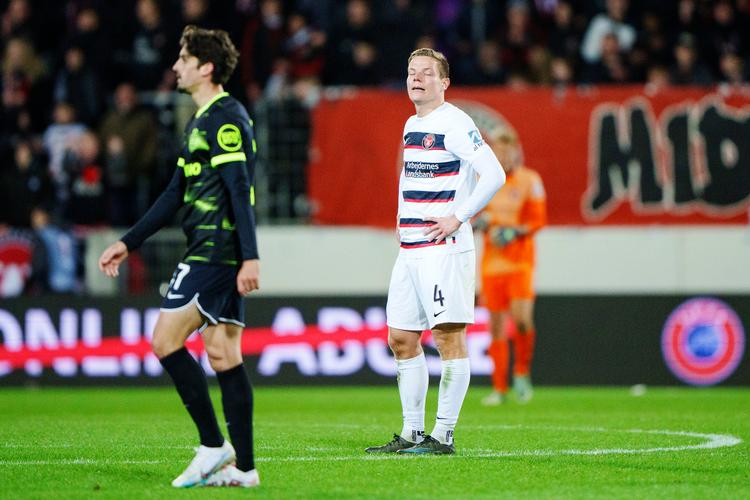 FCM's Stefan Gartenmann (th) tog fejl af målmand Lössls placering og scorede i eget net.  Foto: Bo Amstrup/Ritzau Scanpix