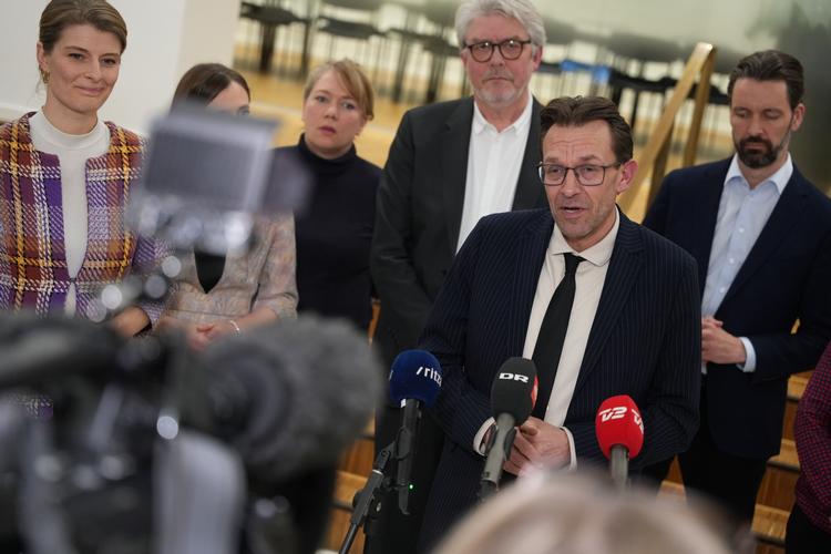 Partierne bag aftalen fremlægger, hvad de er nået frem til.  Foto: Emil Helms/Ritzau Scanpix