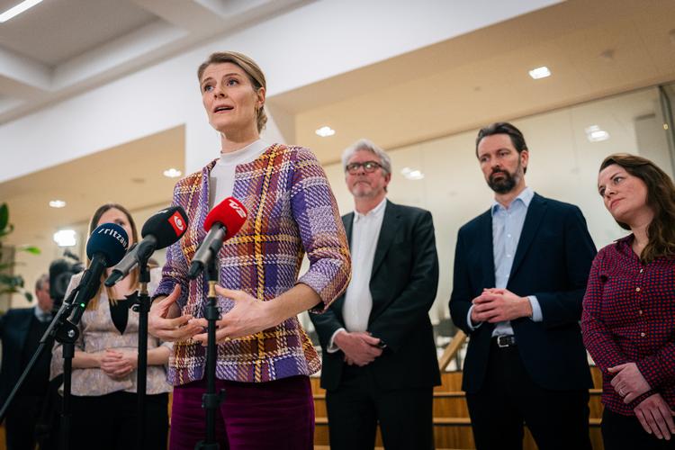 Beskæftigelsesminister Ane Halsboe-Jørgensen (S) holder doorstep om inflationshjælp til udsatte børnefamilier. Foto: Emil Helms/Ritzau Scanpix