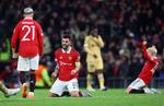 Da kampen på Old Trafford torsdag aften var forbi, kunne fungerende anfører Bruno Fernandes triumfere i selskab med matchvinder Antony og den unge argentiner Alejandro Garnacho. United havde fældet ellers formstærke Barcelona med Andreas Christensen på holdet. Foto: Carl Recine/Ritzau Scanpix