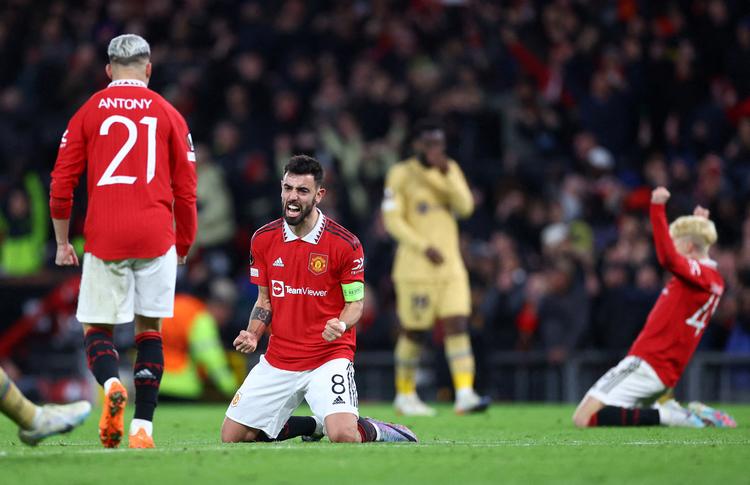 Da kampen på Old Trafford torsdag aften var forbi, kunne fungerende anfører Bruno Fernandes triumfere i selskab med matchvinder Antony og den unge argentiner Alejandro Garnacho. United havde fældet ellers formstærke Barcelona med Andreas Christensen på holdet. Foto: Carl Recine/Ritzau Scanpix