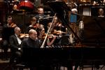 Kirill Gerstein ved flyglet i gang med østrigeren Thomas Larchers klangligt fascinerende, gotiske klaverkoncert sammen med DR Symfoniorkestret. Foto: Hannah Aurora Almstrup