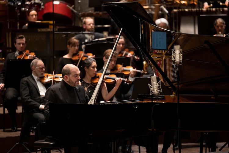 Kirill Gerstein ved flyglet i gang med østrigeren Thomas Larchers klangligt fascinerende, gotiske klaverkoncert sammen med DR Symfoniorkestret. Foto: Hannah Aurora Almstrup
