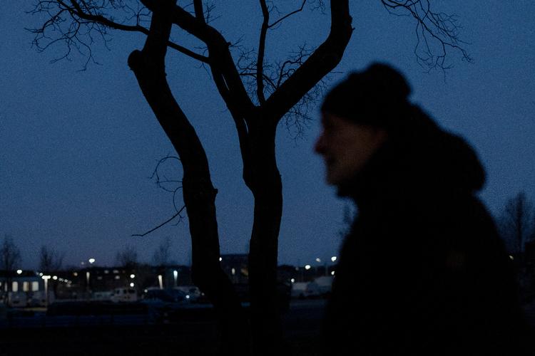 Michael Henriksen mistede sin bankkonto og derefter sine sygedagpenge. Han har siddet hele dagen på Fisketorvet og ventet på, at klokken slog 18:00, så han kunne vende tilbage til herberget Himmelexpressen. Foto: Christian Falck Wolff