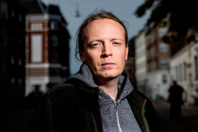Glenn Bech modtager Politikens Litteraturpris ved en stor fest 7. marts. For tiden skriver ham på to nye bøger samtidigt. De er forskellige »som nat og dag«, siger han. Foto: Nikolai Linares