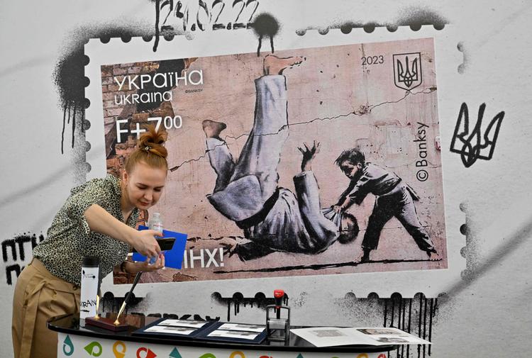 Et af Banksys Kyev-grafitti-værker er kommet på frimærke i Ukraine i anledning af 1-årsdagen for det russiske angreb på landet. Foto: Sergei Supinsky/Ritzau Scanpix