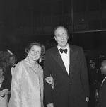     In a Dec. 10, 1968 file photo, actress Patricia Neal and her husband, writer Roald Dahl arrive for the premiere of "The Subject Was Roses, " in New York. To mark the September 2016 centennial of Dahl's birth, tributes will range from a "Traveling Trivia Tour" to a re-release of the 1971 film "Willy Wonka &amp; the Chocolate Factory, " starring Gene Wilder. New editions of "James and the Giant Peach, " "The Witches" and other classics are being published, along with the "Oxford Roald Dahl Dictionary." Steven Spielberg's adaptation of "The BFG, " starring Mark Rylance, will show this month at the Cannes Film Festival and will open in theaters in July. (AP Photo/Dave Pickoff, File)   Foto: Dave Pickoff/Ritzau Scanpix
